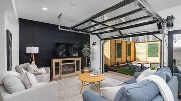 TV, fireplace
