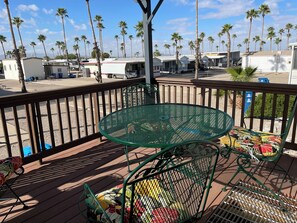 Outdoor dining - VOYAGER GUEST HOUSE in an Adult Community (Tucson)