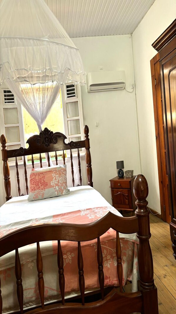 3 habitaciones, tabla de planchar con plancha, wifi y ropa de cama 