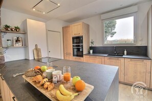 Fridge, microwave, oven, stovetop - The Oueval house - FREHEL (FREHEL)