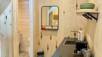 Réfrigérateur, micro-ondes, cafetiÚre/bouilloire, bouilloire électrique