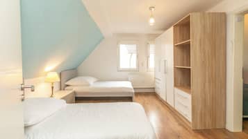 4 Schlafzimmer, Zimmersafe, Schreibtisch, Bügeleisen/Bügelbrett