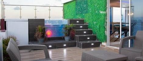 Familien-Penthouse, Stadtblick, Poolseite | Terrasse/Patio