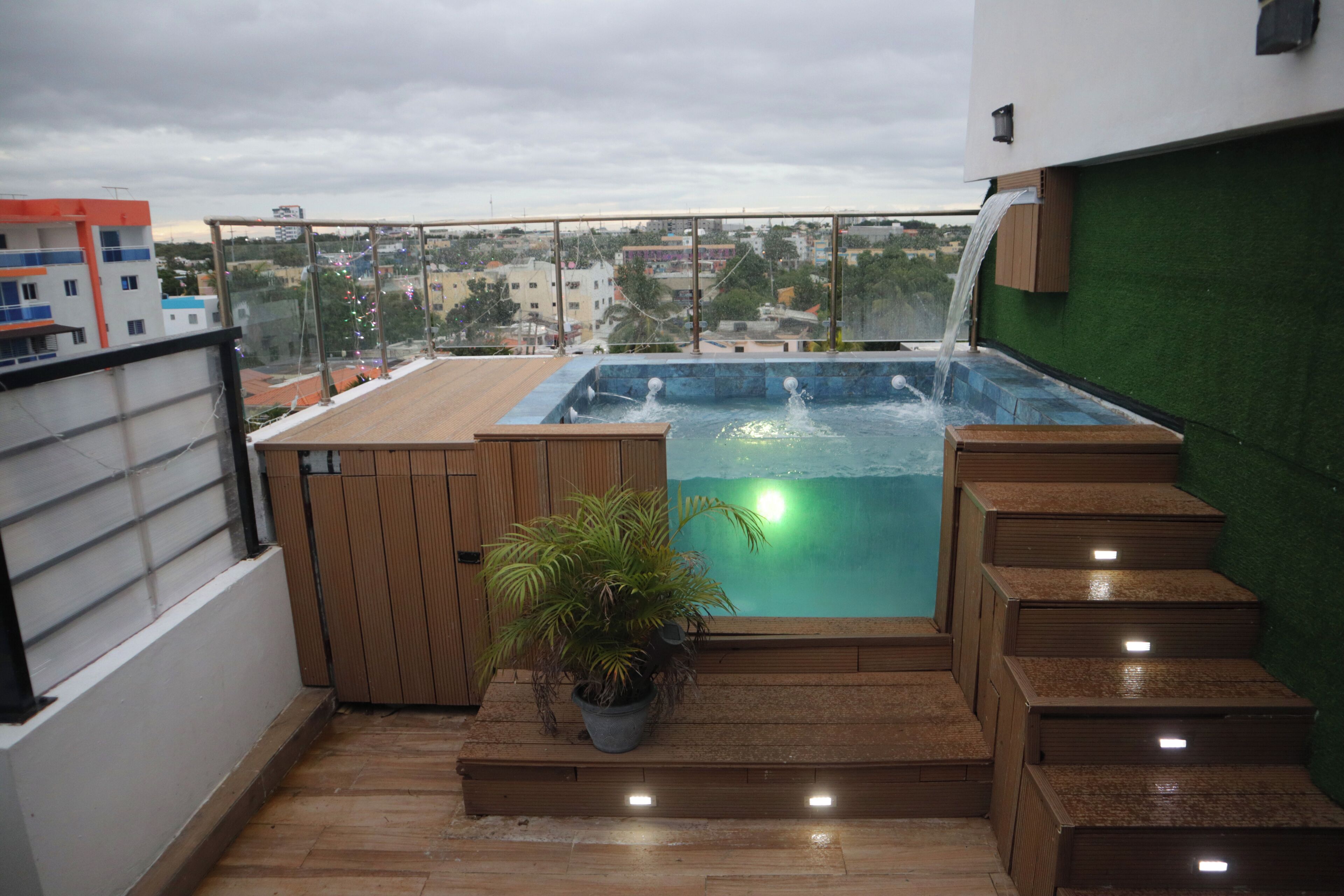 Familien-Penthouse, Stadtblick, Poolseite | Terrasse/Patio