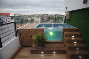 Familie-loftsleilighet, byutsikt, ved basseng | Terrasse/patio