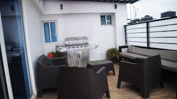 Penthouse Familial, vue ville, en bord de piscine | Terrasse/Patio
