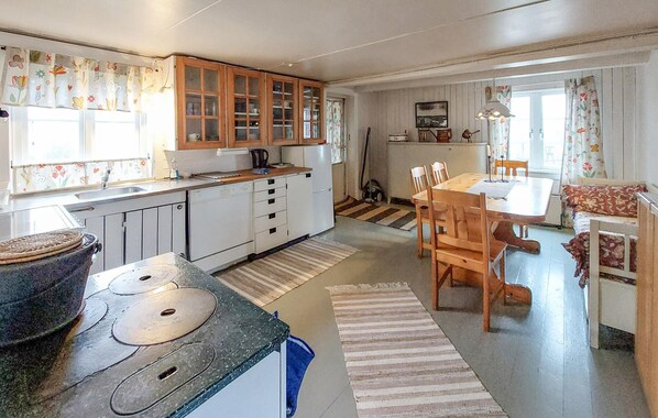 Kjøleskap, ovn, kokeplater og oppvaskmaskin