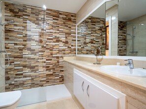 Shower, hair dryer, towels - Stylish Apartment in Mijas Golf - Pass the Keys (Mijas)
