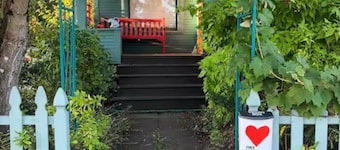 Charming 1910 farmhouse in Portland, near Trader Joe's and Reed College