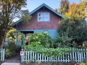Exterior - Charming 1910 farmhouse in Portland, near Trader Joe's and Reed College (Portland)