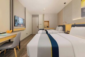 A hotel room with a bed, a desk, a chair, a television, and a door. - Homeinn Selected Hotel (Enshi Tusi City ) (Enshi City)