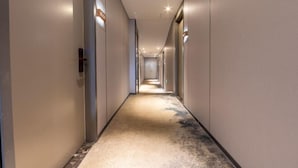 A long, narrow hotel corridor with a carpeted floor and walls on either side. - Homeinn Selected Hotel (Enshi Tusi City ) (Enshi City)