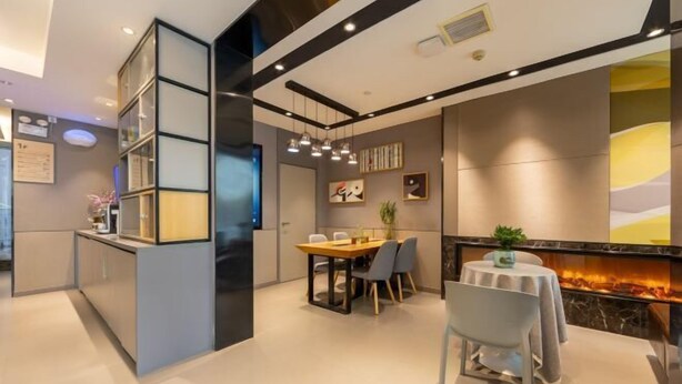A modern interior with a dining area, a kitchen, and a fireplace. - Homeinn Selected Hotel (Enshi Tusi City ) (Enshi City)