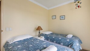 2 chambres, fer et planche à repasser