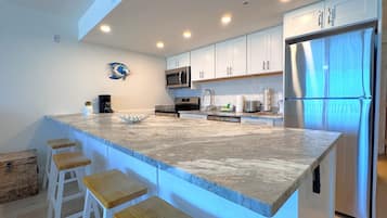 Een koelkast, een magnetron, een oven, een kookplaat