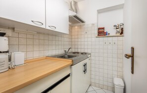 Kühlschrank, Mikrowelle, Herdplatte, Wasserkocher mit Kaffee-/Teezubehör