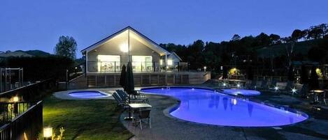 2 outdoor pools, pool loungers