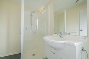 Comfort Studio | Bathroom - Cooks Beach Resort (Cooks Beach)