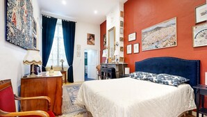 A bedroom with a bed, a desk, a chair, and a dresser. - 1 bedroom cozy apartment in Lons-Le-Saunier (Lons-Le-Saunier)