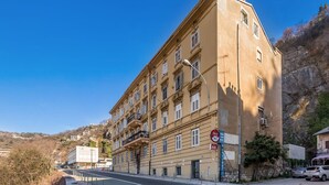 Un immeuble à plusieurs étages, de style architectural classique, doté de balcons et de grandes fenêtres.