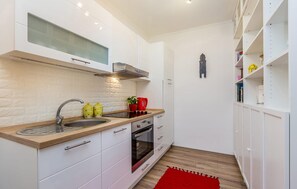 Geladeira, cooktop, cafeteira/chaleira