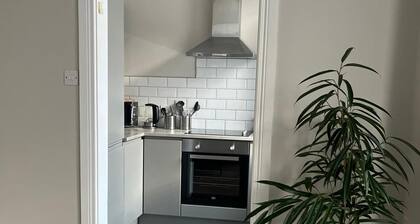 Apt - Sleeps 5 - Short Walk To Attractions