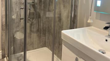 Dusche, kostenlose Toilettenartikel, Haartrockner, Handtücher