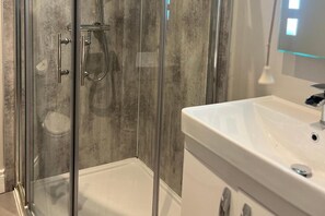 Ducha, artículos de tocador gratuitos, secador de pelo, toallas