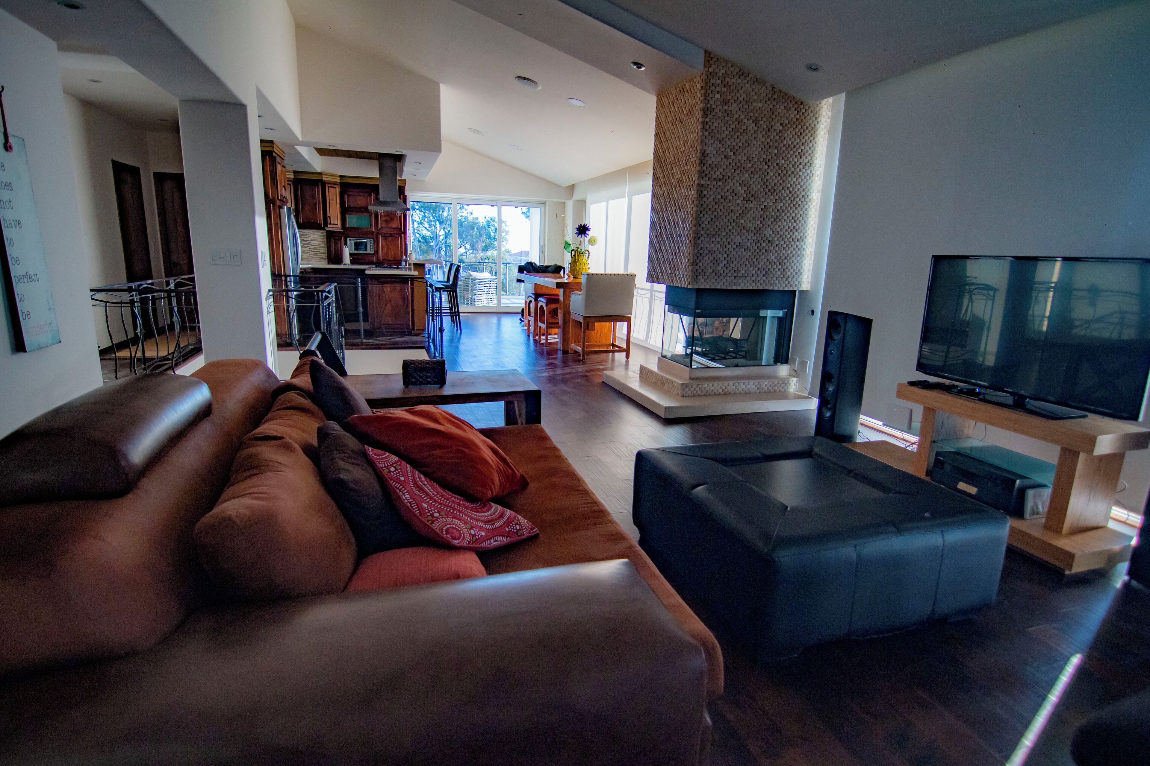 Smart-tv, een open haard, een dvd-speler en boeken