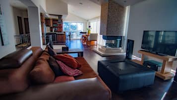 智能电视、壁炉、DVD 播放器、书