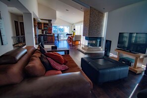 Smart-tv, eldstad, dvd-spelare och böcker