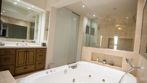 Dusch, bubbelbadkar, handdukar och tvål