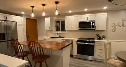Charming 3-bedroom house in delightful Orchard Park with WiFi, AC