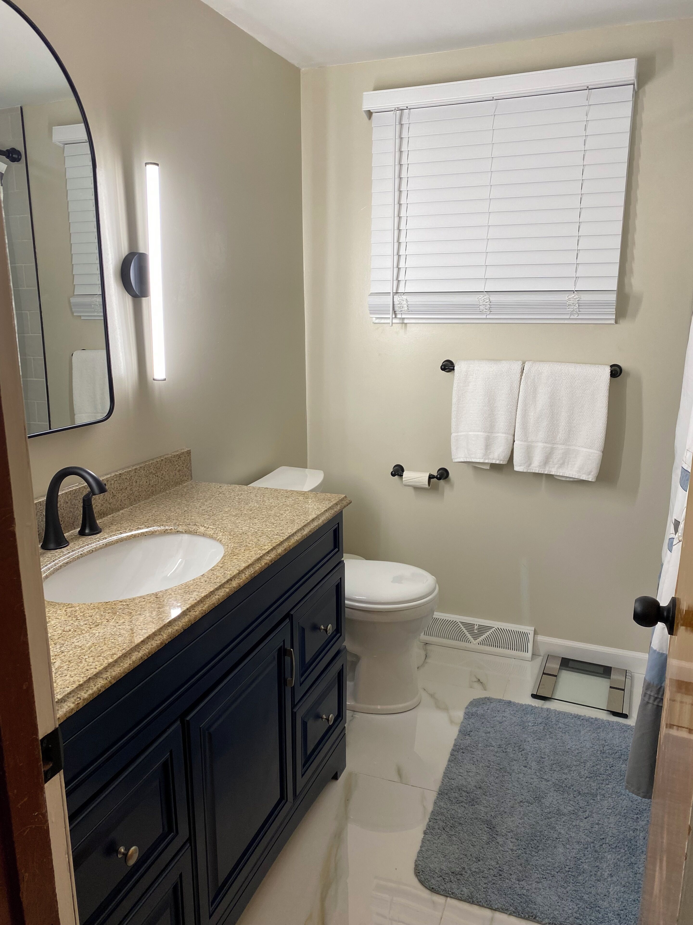 Sèche-cheveux, serviettes fournies, savon, shampoing