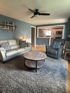 Smart TV - Charming 3-bedroom house in delightful Orchard Park with WiFi, AC (Orchard Park)