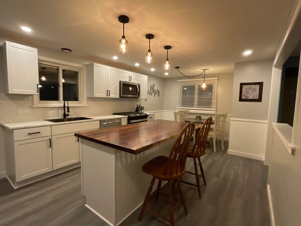 Fridge, microwave, oven, stovetop - Charming 3-bedroom house in delightful Orchard Park with WiFi, AC (Orchard Park)