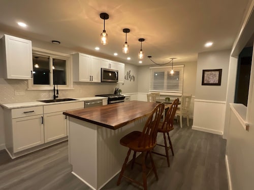 Charming 3-bedroom house in delightful Orchard Park with WiFi, AC