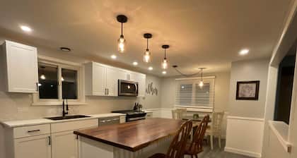 Charming 3-bedroom house in delightful Orchard Park with WiFi, AC