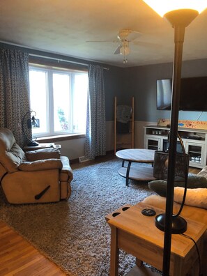 Smart TV - Charming 3-bedroom house in delightful Orchard Park with WiFi, AC (Orchard Park)