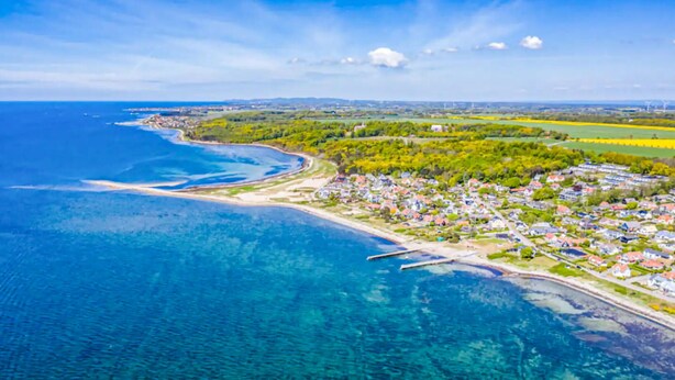 An aerial view of a coastal town with a beach, residential areas, and clear blue waters. - Gorgeous apartment in Helsingborg with WiFi (Helsingborg)