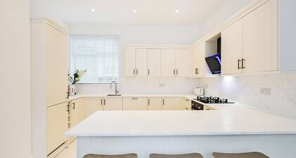 5 bedroom accommodation in Portsmouth