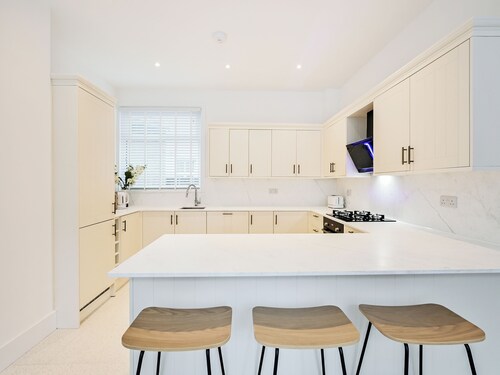 5 bedroom accommodation in Portsmouth