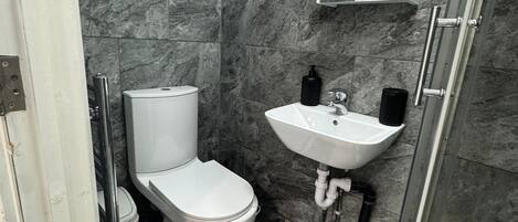 HandtĂŒcher, Seife, Toilettenpapier