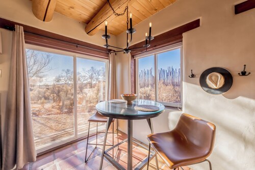 Casita Romantica~ Mountain Views~ Kiva Fireplace~ Hot Tub~ 8 mins to Plaza!