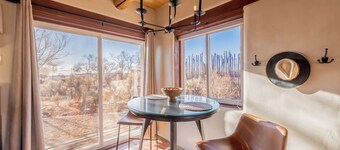 Casita Romantica~ Mountain Views~ Kiva Fireplace~ Hot Tub~ 8 mins to Plaza!