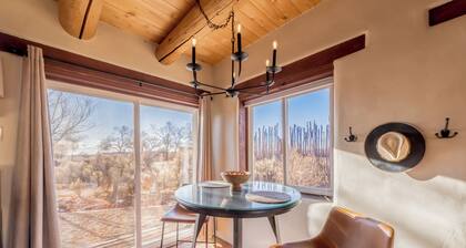 Casita Romantica~ Mountain Views~ Kiva Fireplace~ Hot Tub~ 8 mins to Plaza!