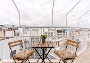 Outdoor dining - - Central Athens Gem - Top Floor Acropolis View Bright Spacious Flat (Αθήνα)