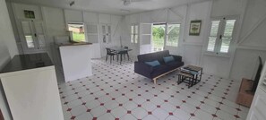 Smart TV - Top of 1-bedroom air-conditioned villa (3min Habitation Clément) (Le François)