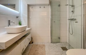Shower - 5 bedroom pet friendly home in Mora (Mora)