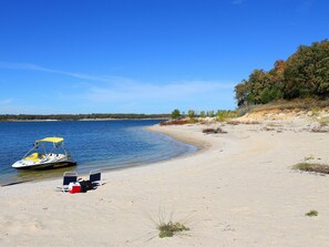 Beach - Stunning A-Frame: Walk to Lake, LIVE TV, hot tub (Pottsboro)